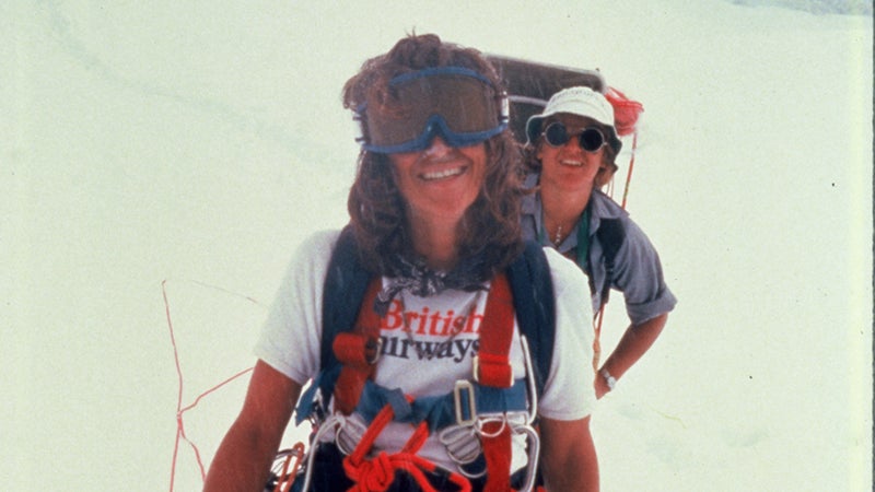 Alison Chadwick-Onyszkiewicz (front) and Margi Rusmore carrying loads up the Dutch Rib