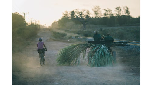 Virginia was nearly swept away by a pair of local sugarcane farmers on the flat, 125-mile trek from Camag眉ey toward Sancti Sp铆ritus.