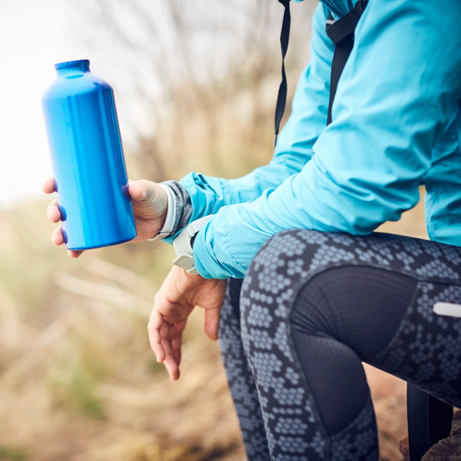 https://cdn.outsideonline.com/wp-content/uploads/2017/03/31/woman-resting-holding-water-bottle_s.jpg