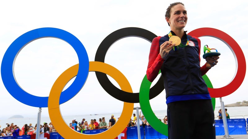 epa05502516 Gwen Jorgensen of the USA poses with her gold medal in front of the Olympic Rings after winning the women's Triathlon race of the Rio 2016 Olympic Games at Fort Copacabana in Rio de Janeiro, Brazil, 20 August 2016.  EPA/HOW HWEE YOUNG