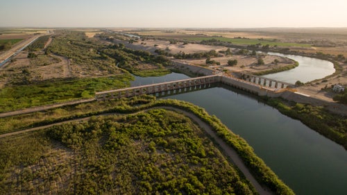 The days of regular 鈥渞iver fires鈥 in America may be long gone, but that doesn鈥檛 mean the country鈥檚 waterways are clean. In its last nation-wide survey, the EPA found that more than half the US鈥檚 rivers are in 鈥減oor condition鈥 and too polluted to adequetely support marine life. 鈥淎merica鈥檚 streams and rivers,鈥 the EPA Office of Water鈥檚 assistant administrator said at the time, 鈥渁re under significant pressure.鈥 But don鈥檛 expect too much help from the EPA in the near future. President Trump recently signed an executive order to roll back parts of the Clean Water Act that focused on smaller streams and tributaries.
For the last 30 years, American Rivers, a nonprofit advocacy group out of Washington, D.C., has been calling attention the plight of the country鈥檚 rivers. Today, the group released its annual Most Endangered Rivers report, a catalogue of the ten rivers in America most threatened in 2017. From mammoth torrents that slake the thirst of millions to small tributaries, the report is a sobering look at the waterways we鈥檙e in danger of screwing up forever.
Photo: Morelos Dam on the Lower Colorado River