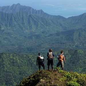 The Ko’olau Range runs north to south—essentially perpendicular to the prevailing northeasterly trade winds. These winds interact with the steep eastern slopes, causing clouds to accumulate frequently and making days this clear remarkably rare.