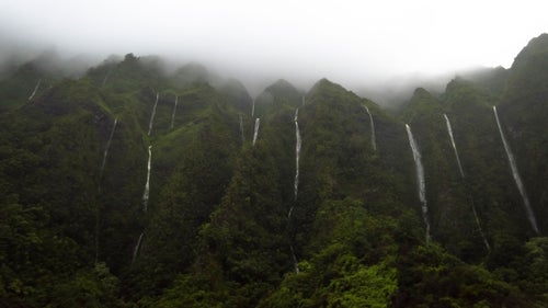 Water is the most prominent element on these mountains. It slowly erodes the volcanic rock, creating narrow ridges and unstable terrain. On days with significant precipitation, the vertical chutes on the east side of the range fill with water and create numerous waterfalls. The narrow summit ridge has no room for water to build up, making these waterfalls elusive and short-lived. The Ko鈥檕lau Range receives, on average, about 200 inches of rain per year.