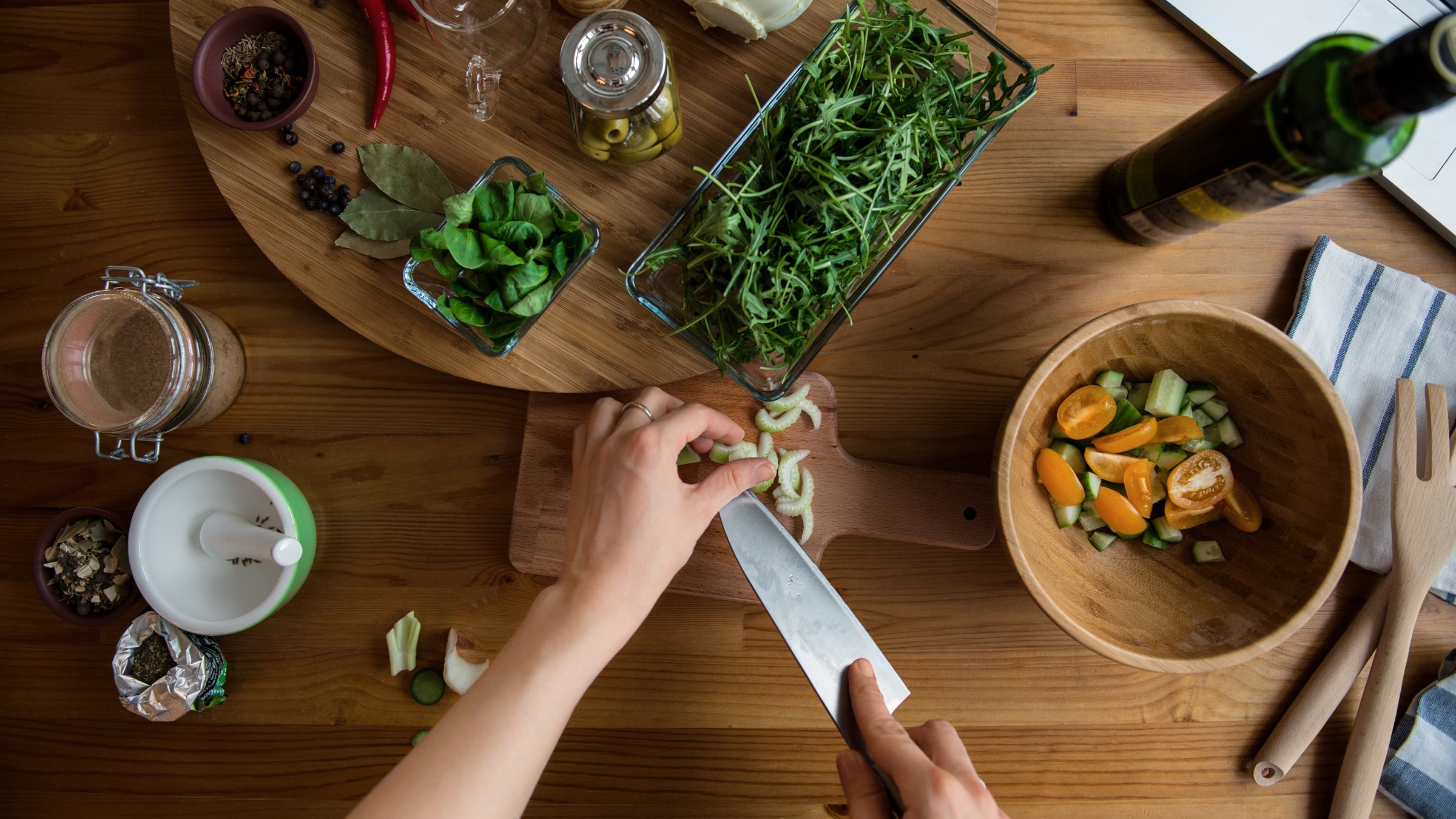 https://cdn.outsideonline.com/wp-content/uploads/2017/05/18/plant-based-cookbook-smackdown-making-salad_h.jpg