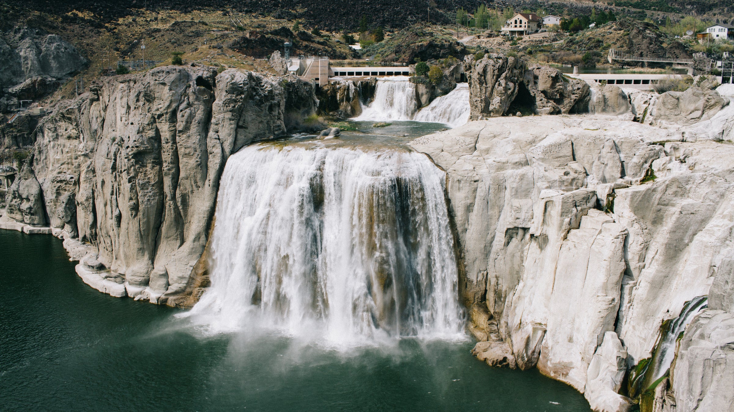 The cascading Niagra Falls.