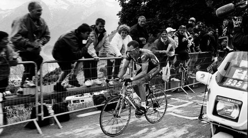 Lance Armstrong leading Jan Ullrich at l'Alpe d'Huez during the 2001 Tour.