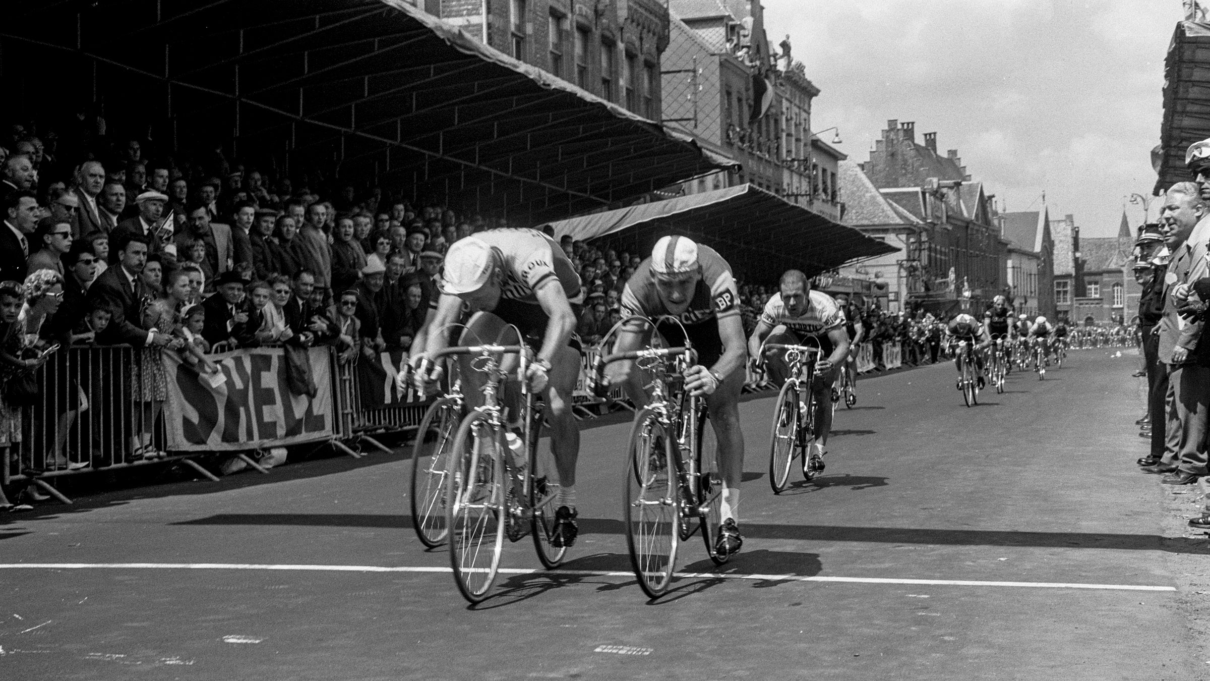 André Darrigade finishes ahead of Frans Melckenbeeck in the second stage of the 1962 Tour de France.
