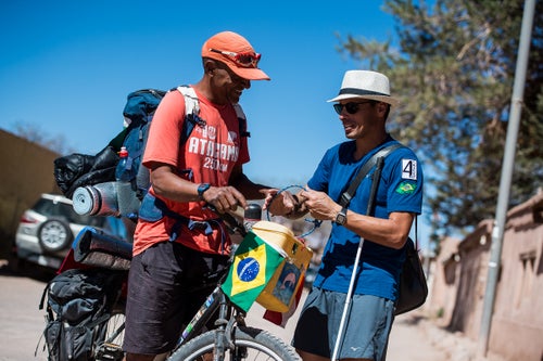 ANICETO ALMEIDA AND VLADMI VIRGILIO MEET FOR the first time in San Pedro de Atacama, one day before the start of the race. Aniceto gifted Vlad with a loop rope to represent their partnership and invitation acceptance to be his guide. Iniceto rode his bike 5000km | 85 days, from Belem, Brazil to Atacama Chile. He was not registered for the race, but decided that he had a calling. Vlad on the other hand, was registered but did not have a guide. however, he was sure that arriviving in Atacama he would find someone to guide him. The race director was moved and invited Iniceto to guide Vlad .