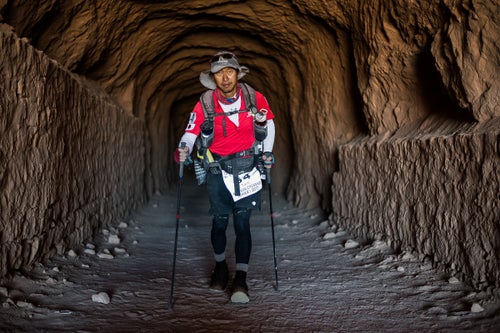 A Japanese runner reaches the top of the valley of death and encounters an ancient Inca tunnel. The tunnel has aprox. 1km and 800m of pitch dark conditions to cross - forcing athletes to use a headlamp or flashlights to make it through