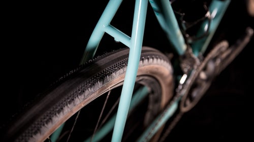 Other than the supple ride provided by the steel frame, the best thing about this bike is the massive tire clearance. We rode it primarily on 650Bs with the excellent 47c WTB Byway semi-slick tires (love!), and there鈥檚 miles of space for more. Still, with a set of 700c Enve 3.4s and 28c tires, the bike still looked great (which isn鈥檛 always the case on all-road bikes with skinny tires) and was plenty fleet for everyday pavement.