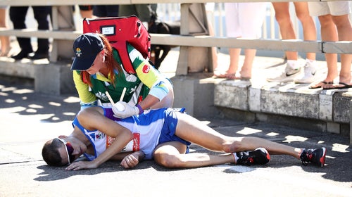 Callum Hawkins had a two-minute lead on the field, but he began weaving back and forth and collapsed twice before being taken from the course in an ambulance.