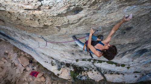 Eva López climbing 