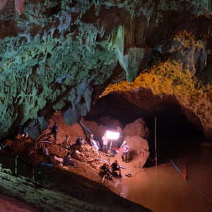 Rescuers install a water pump inside Tham Luang Nang Non cave on June 28.