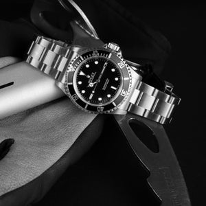 An analog dive watch won’t suddenly quit on you while you’re gawking at a shark.