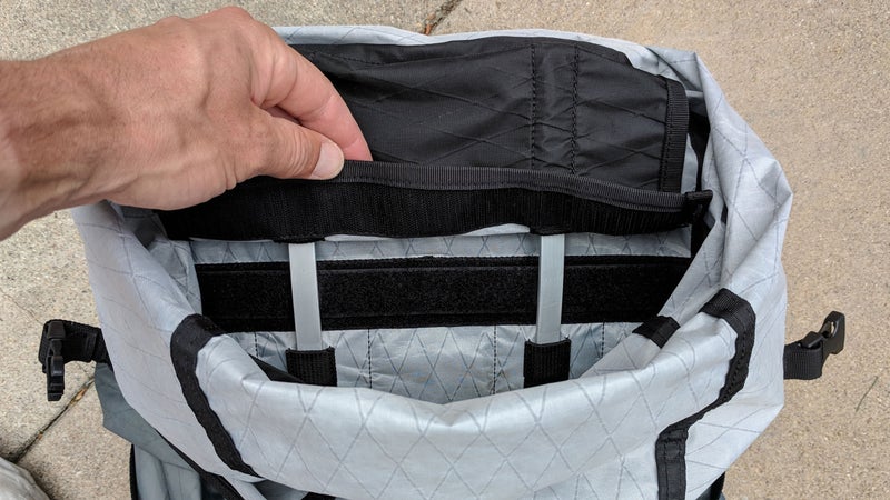 The Marl has twin aluminum stays (that are removable, but not easily) and one lateral stay near the top to prevent barreling.