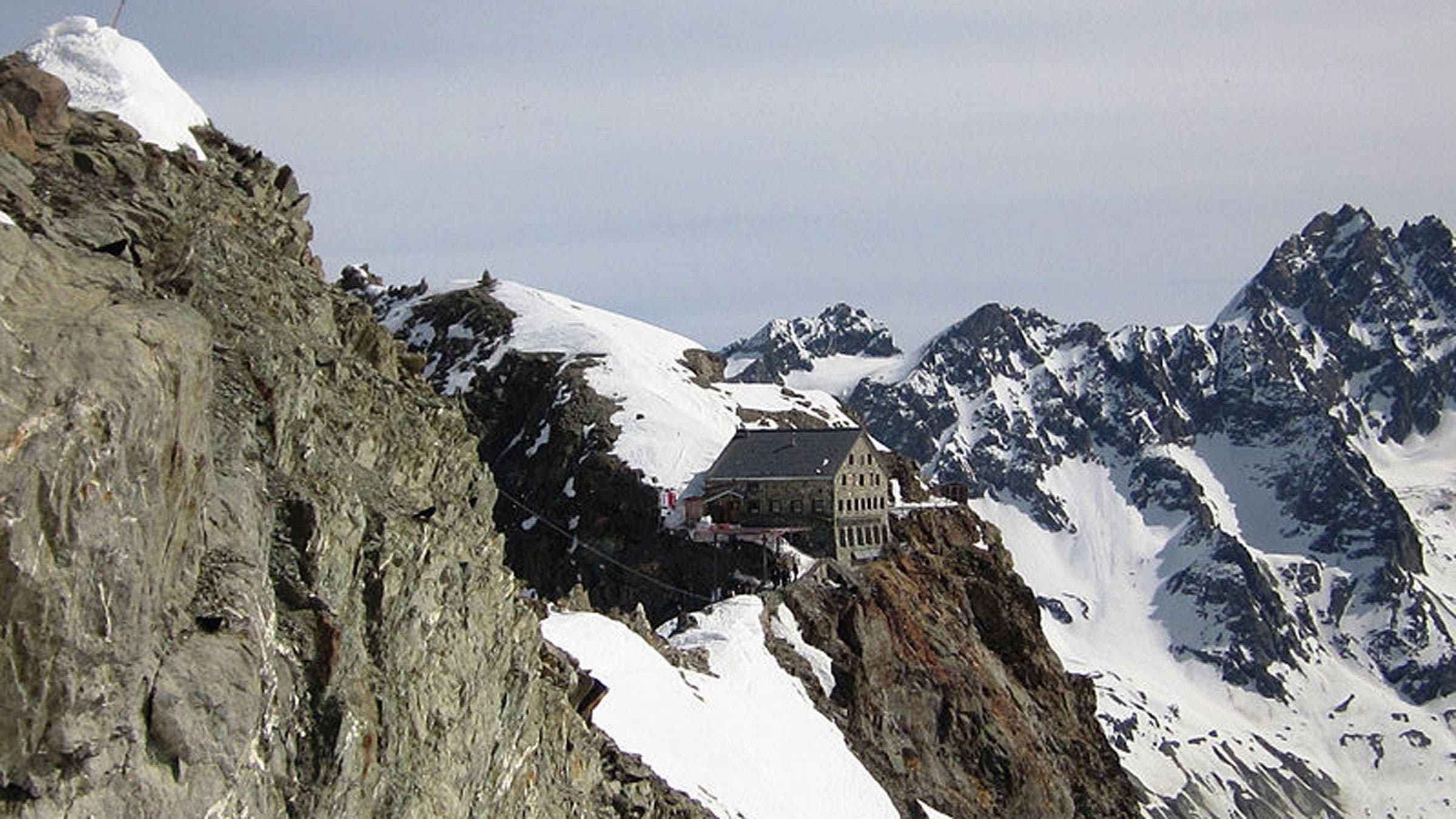 Cabane des Vignettes: snowy, rocky peaks