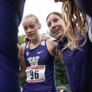 Maurica Powell, University of Washington’s director of track and field and cross country, consults her athletes.