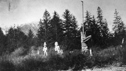 The old Raven Pole, before its removal in the 1950s.