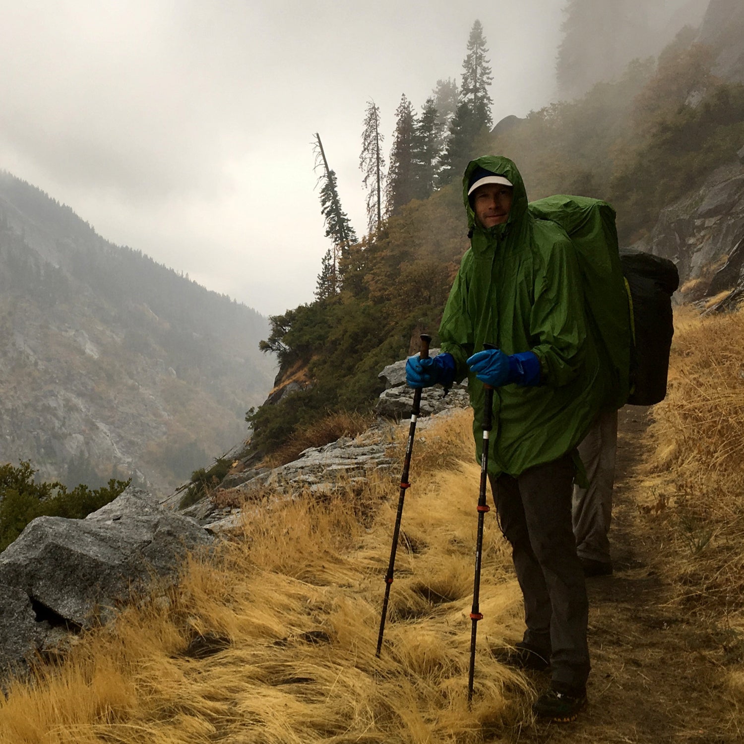 Hands-free trekking umbrella - The Fog Watch