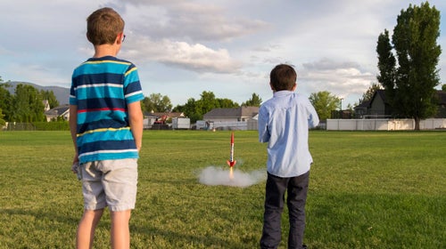 We'd be lying if we said we didn't want to try these children's science experiments ourselves.