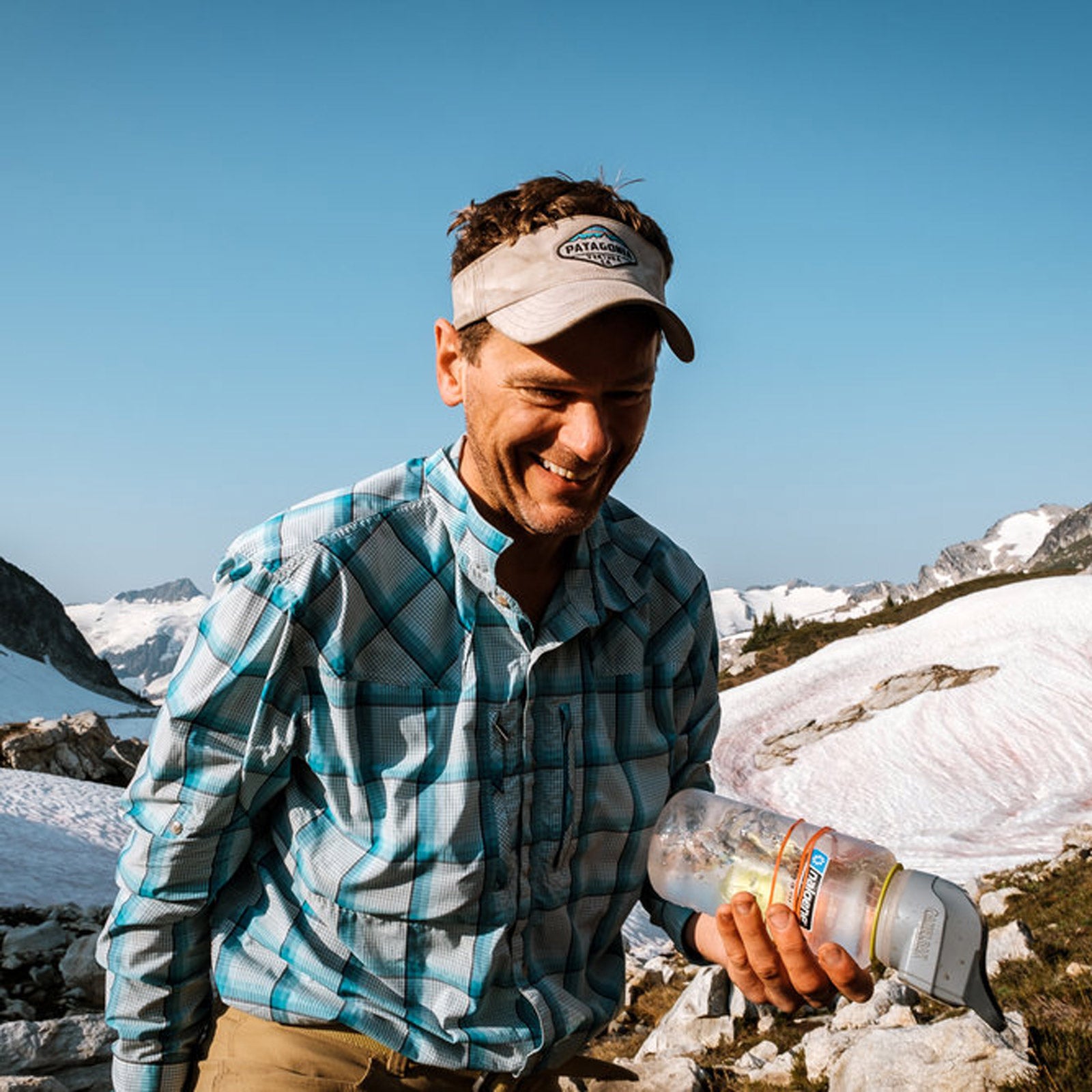 https://cdn.outsideonline.com/wp-content/uploads/2018/11/30/christopher-solomon-with-camelbak-device_s.jpg