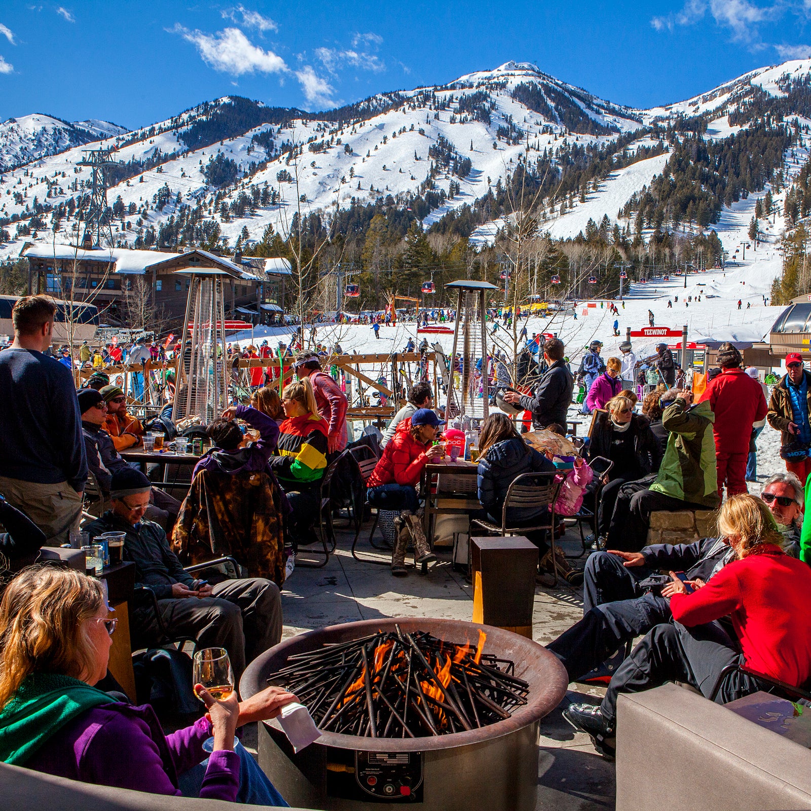 Ski lodge winter party inspiration!  Apres ski party, Skiing outfit, Ski  lodge party