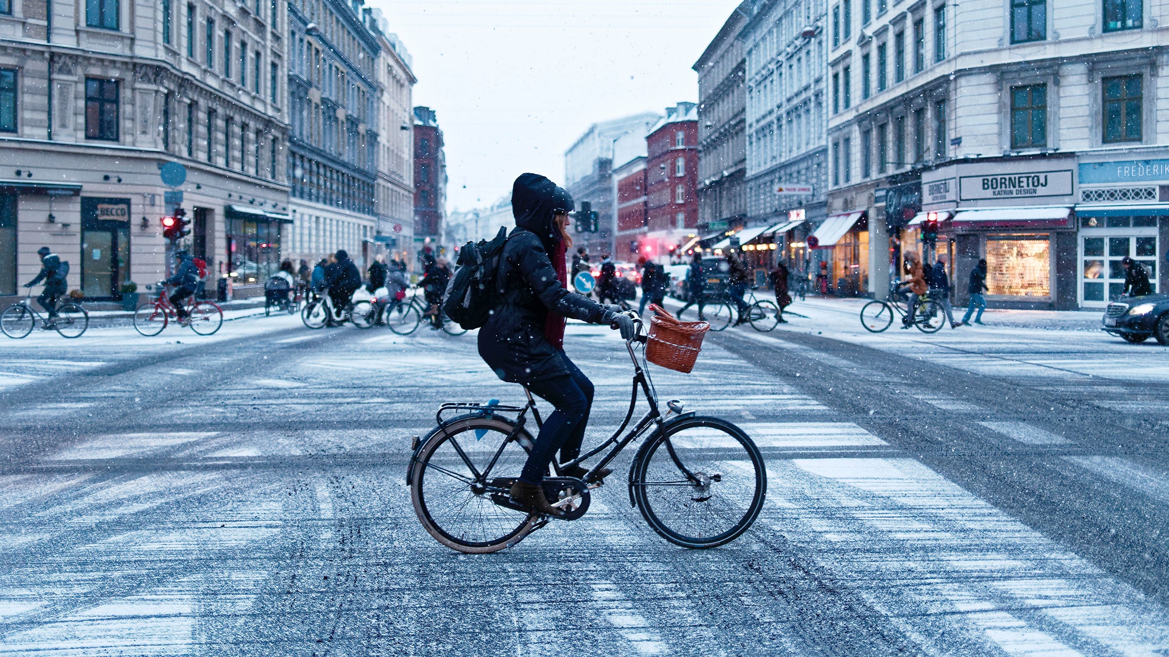 https://cdn.outsideonline.com/wp-content/uploads/2019/04/01/biking-city-winter_h.jpg
