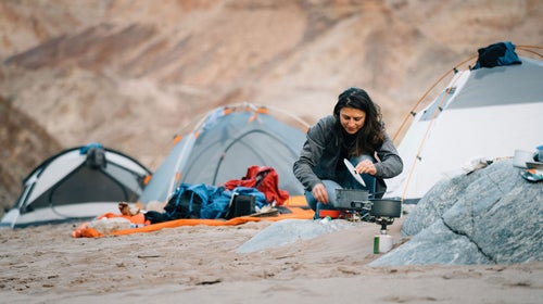 Getting sufficient calories when backpacking can be a challenge. Here are some hacks to eat enough calories efficiently and deliciously.