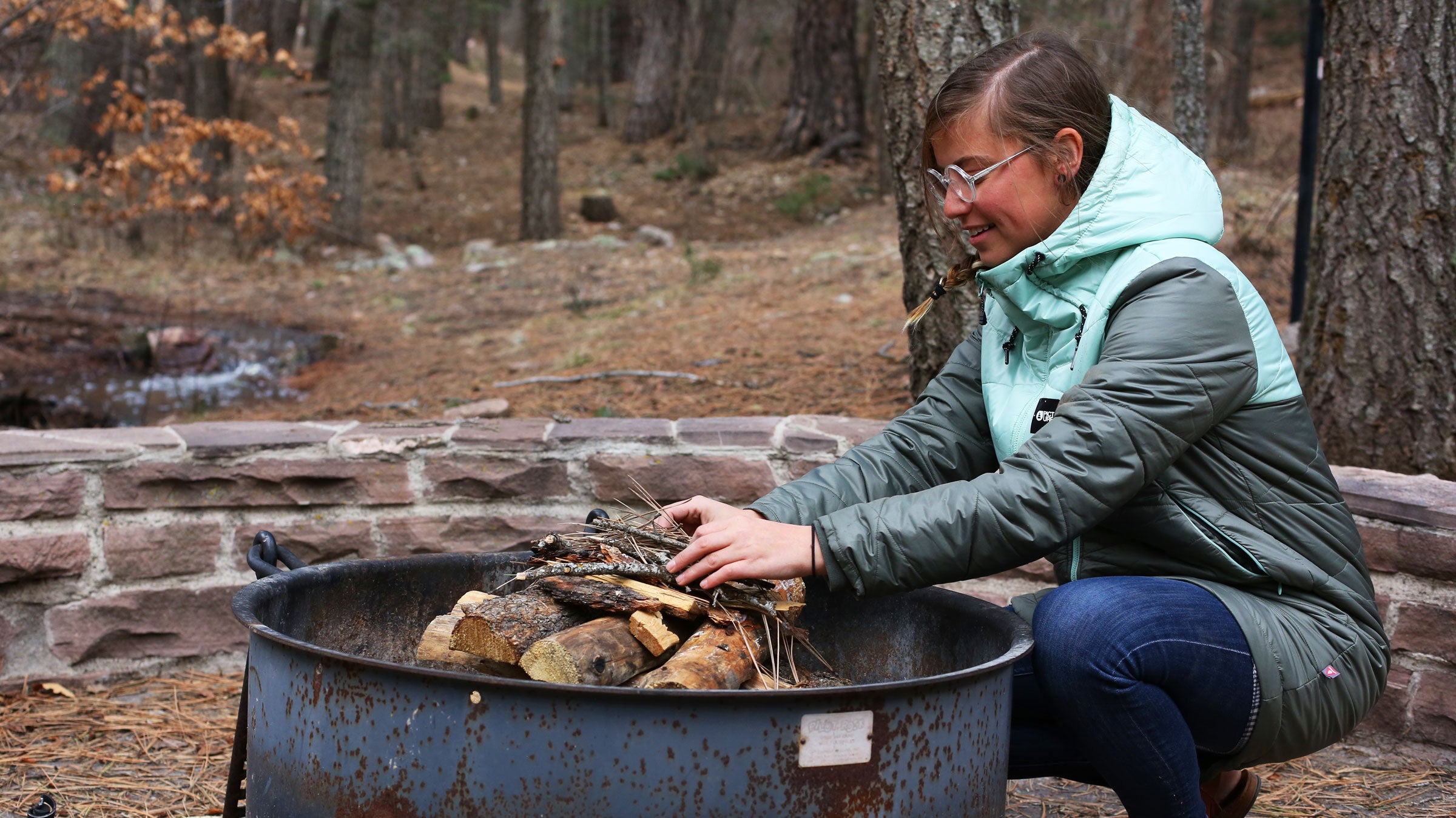 Building a campfire is one thing, but keeping it blazing so you can enjoy its warm glow for hours is another. 