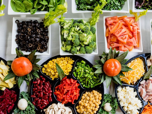 It is possible to eat healthfully when flying. Here's how.