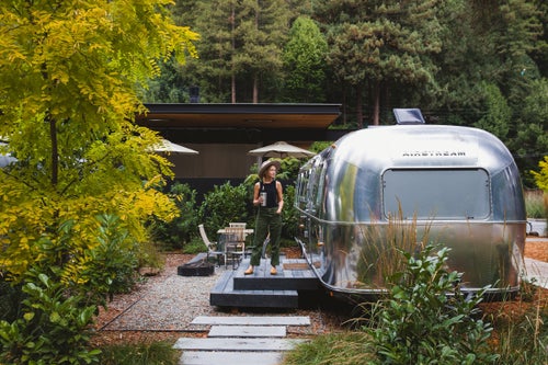 Located across the highway from the Russian River and a five-minute drive to the Armstrong Redwoods State Natural Preserve, these 35 units are in one of Sonoma County鈥檚 best wine country areas. A 20-minute drive brings guests to the beach where they can hike along the bluffs or go kayaking.