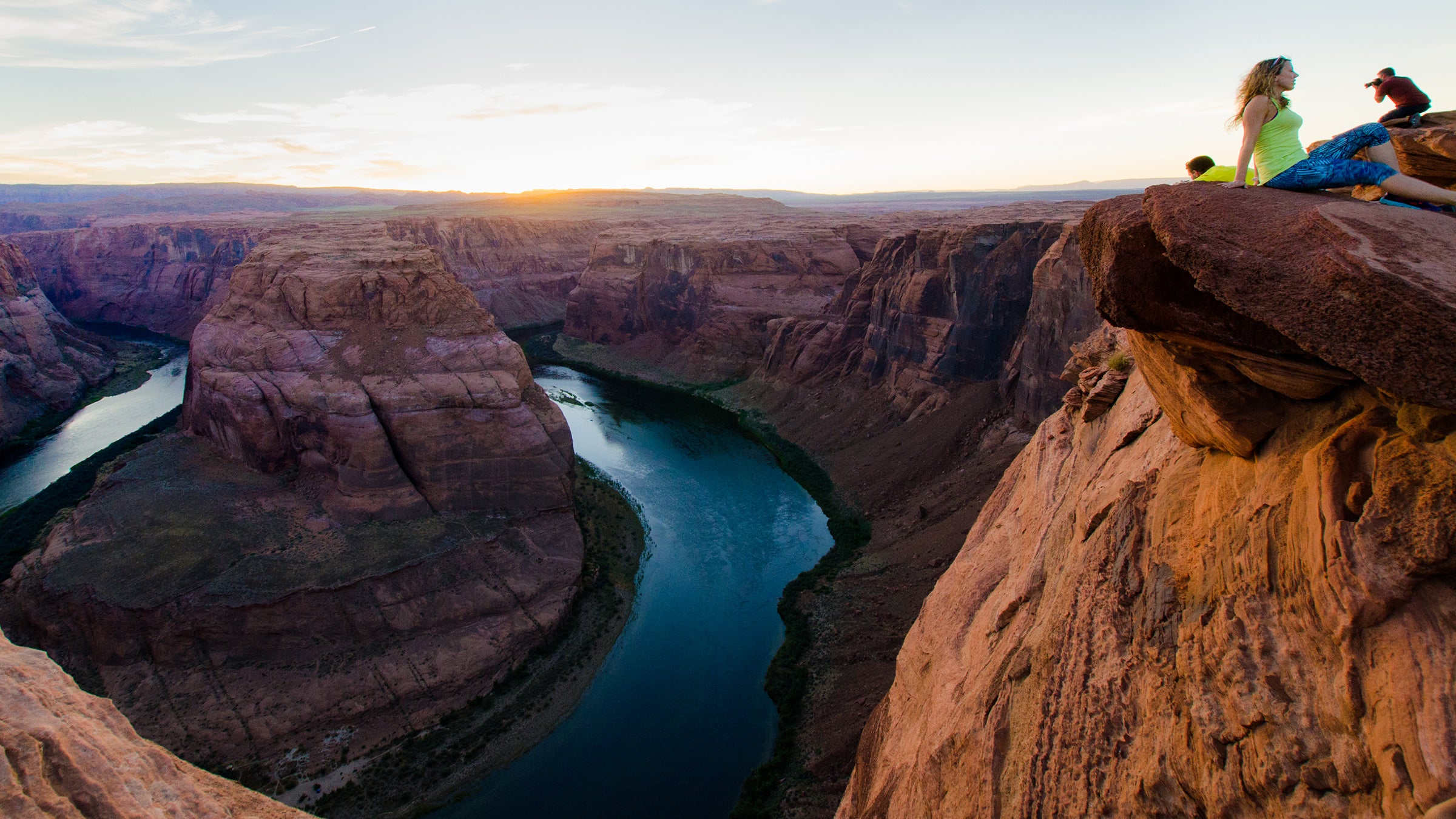 Tourists at Horseshoe Bend. 