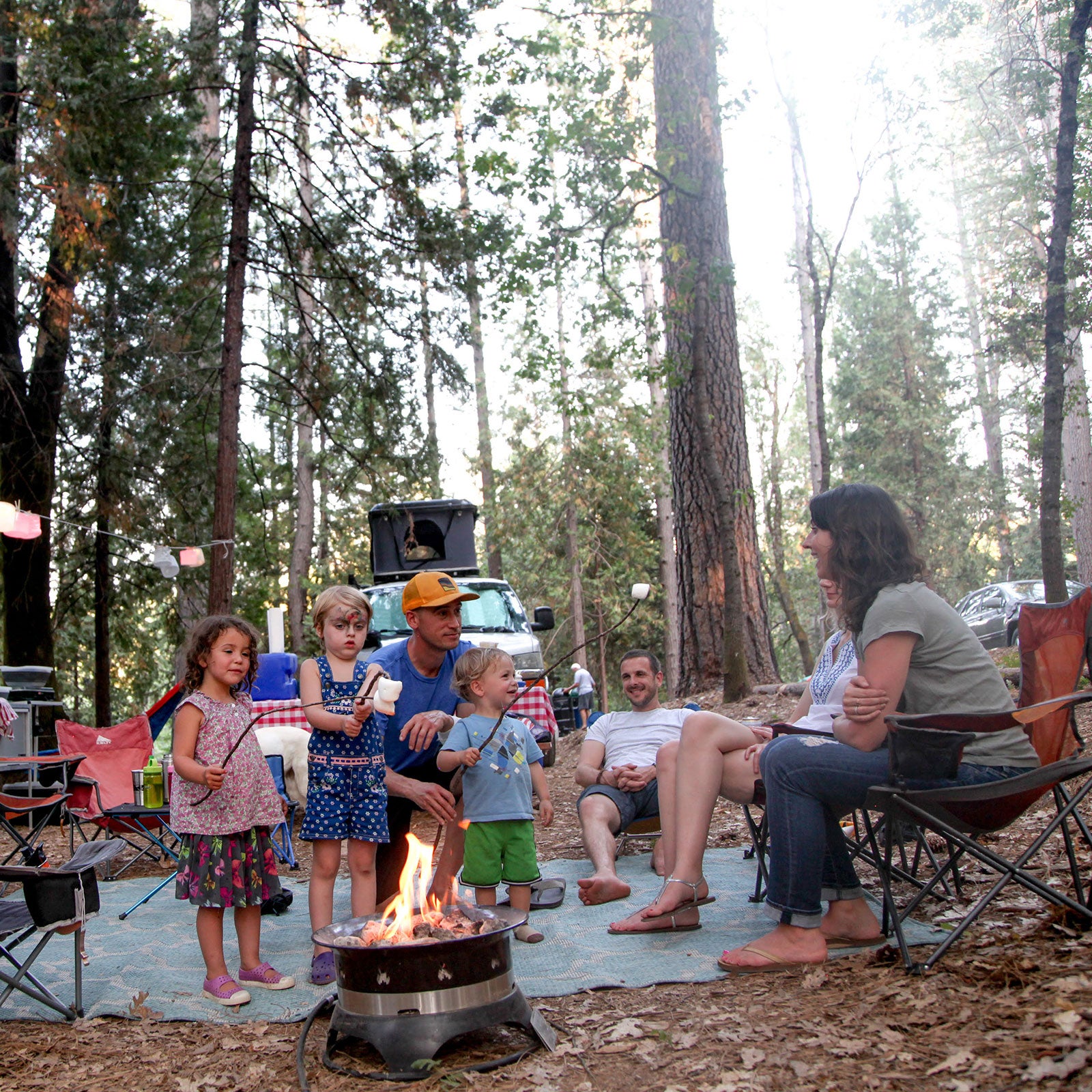 DIY this easy oven for when you are camping (or picnicing outside