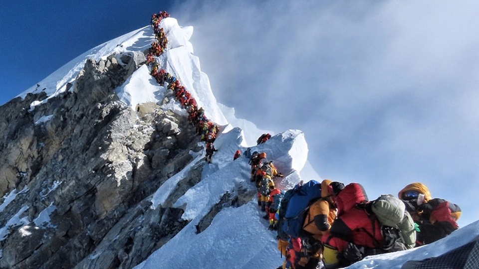 summit-crowding_h.jpg?crop=16:9&width=960&enable=upscale&quality=100