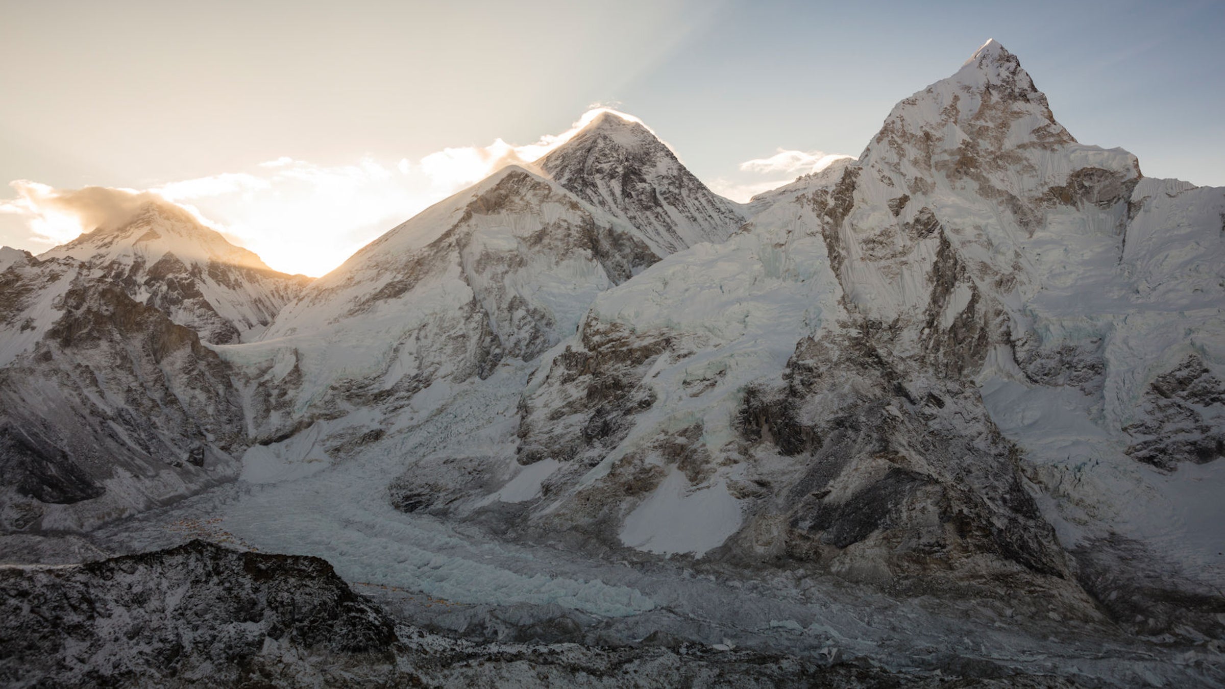 The death toll on Everest rises to ten