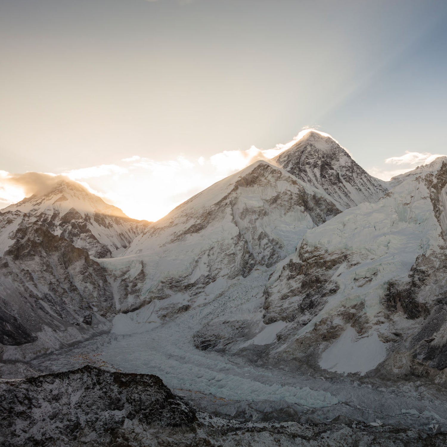 The death toll on Everest rises to ten