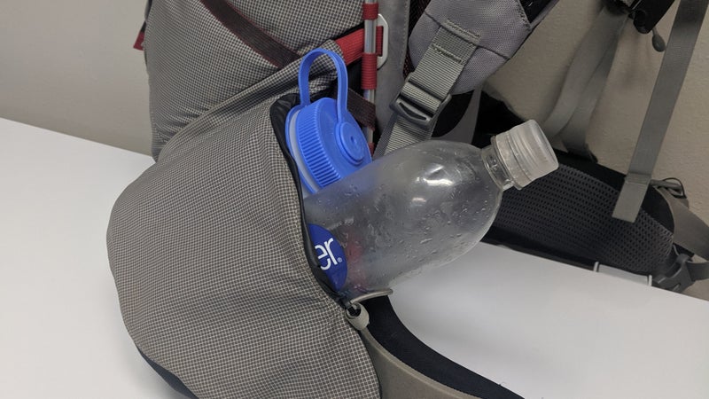 Only a one-liter Nalgene can be used with the cinchable side pocket. A one-liter Smartwater bottle slips out easily.