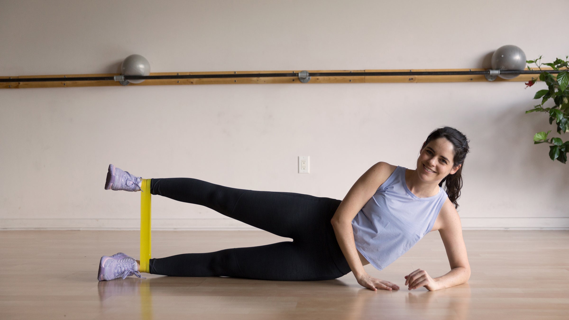 Quad exercises with online resistance bands