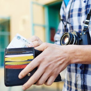 How to make smart money decisions while traveling