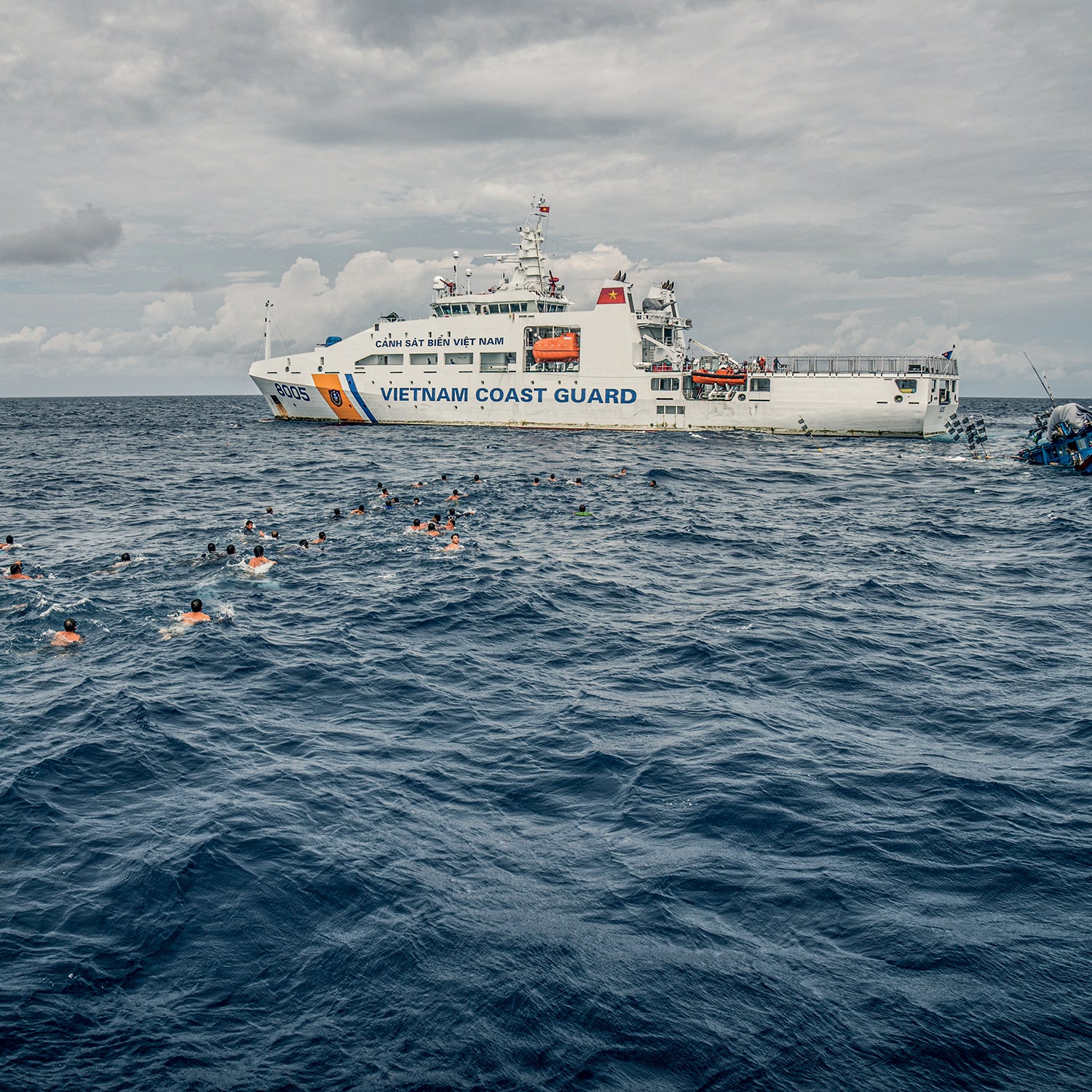 Dozens of Vietnamese detainees escape an Indonesian patrol ship and swim toward a Vietnamese coast-guard ship.