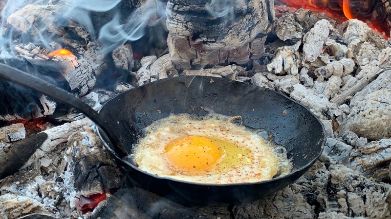 https://cdn.outsideonline.com/wp-content/uploads/2020/06/16/egg-spoon-campfire_h.jpg?width=800