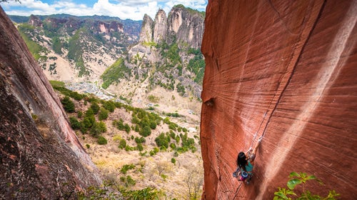 Deep-carving splitters on colorful rocks are the signature of Liming.