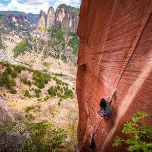 Deep-carving splitters on colorful rocks are the signature of Liming.