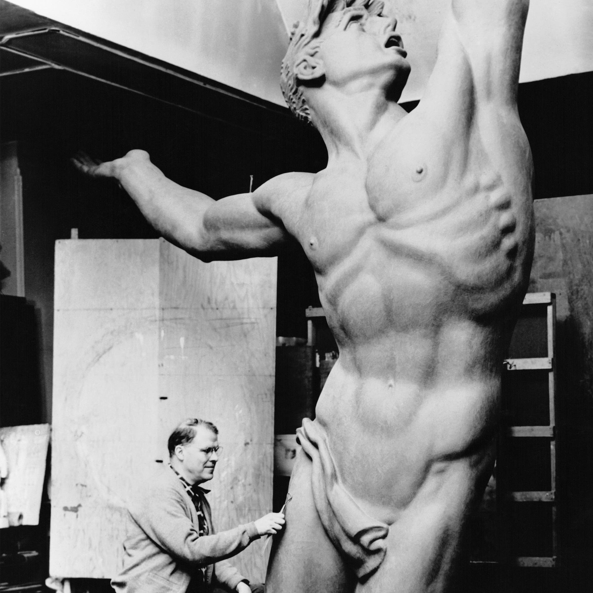 De Lue in New York in the early 1950s, working on <i>Spirit of American Youth Rising from the Waves</i>