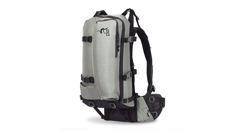 Here, the X-Curve is fitted with the 31-liter Approach 1800 bag. This is a perfect configuration for a day trip, but it doesn’t offer quite enough volume for even a single night outdoors. That vertical pocket on the back is a six-liter sleeve designed to accept a spotting scope.