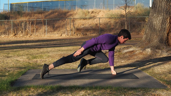 man crunching left knee to left elbow