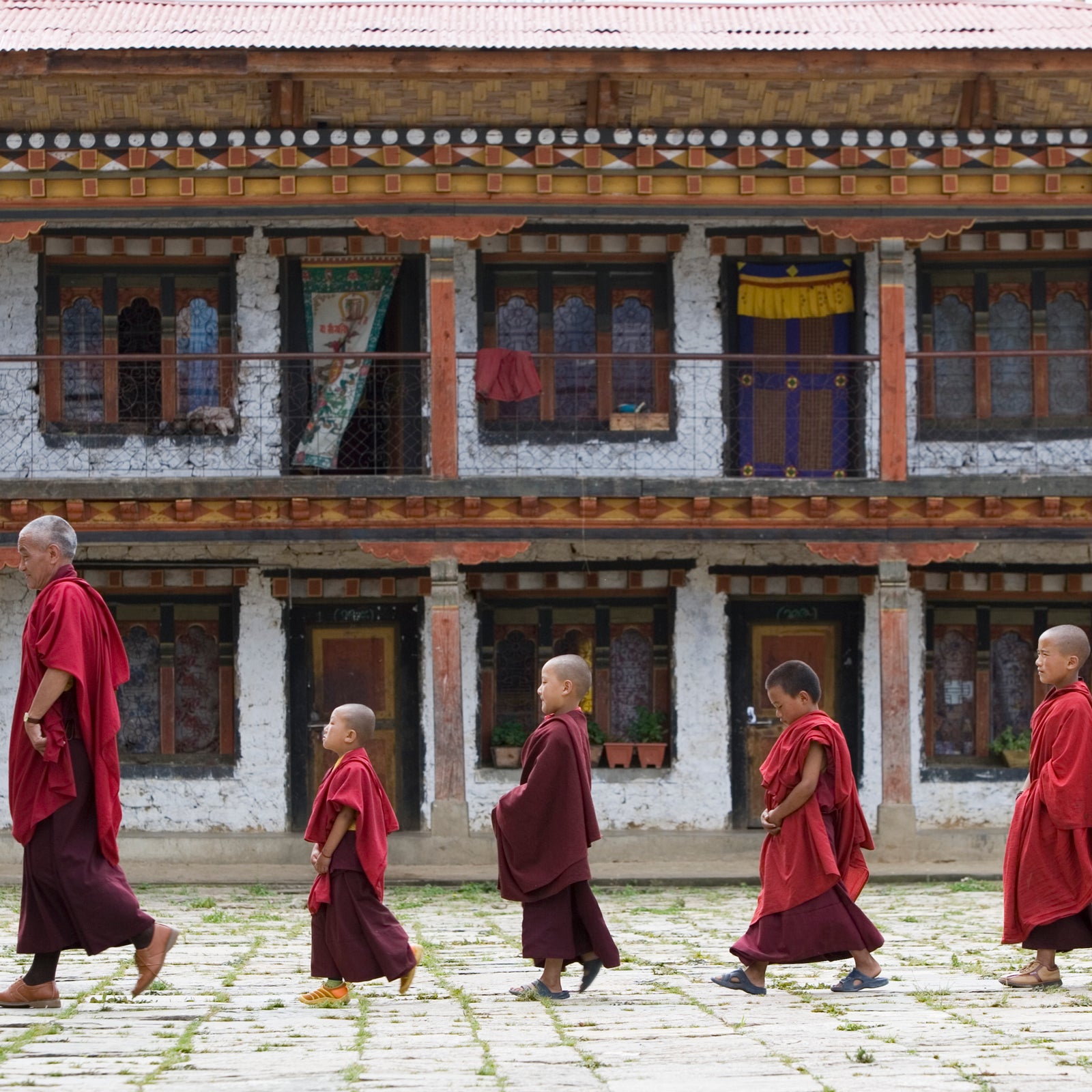 https://cdn.outsideonline.com/wp-content/uploads/2021/05/11/bhutan-monks_s.jpg