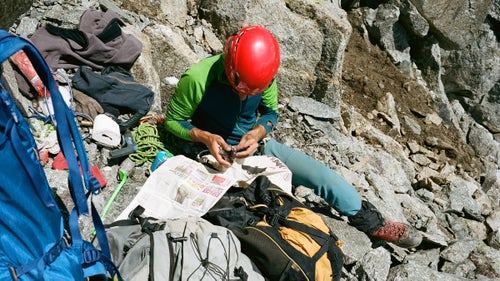 Elías packs the day’s finds on the south face of Les Courtes.
