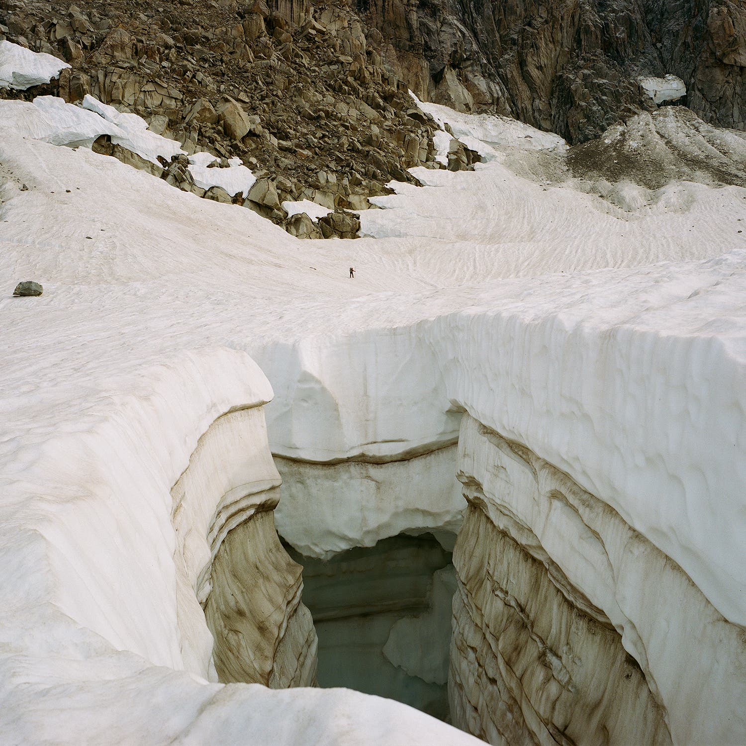Péray crosses the Glacier des Courtes on his way to the Col des Cristaux.