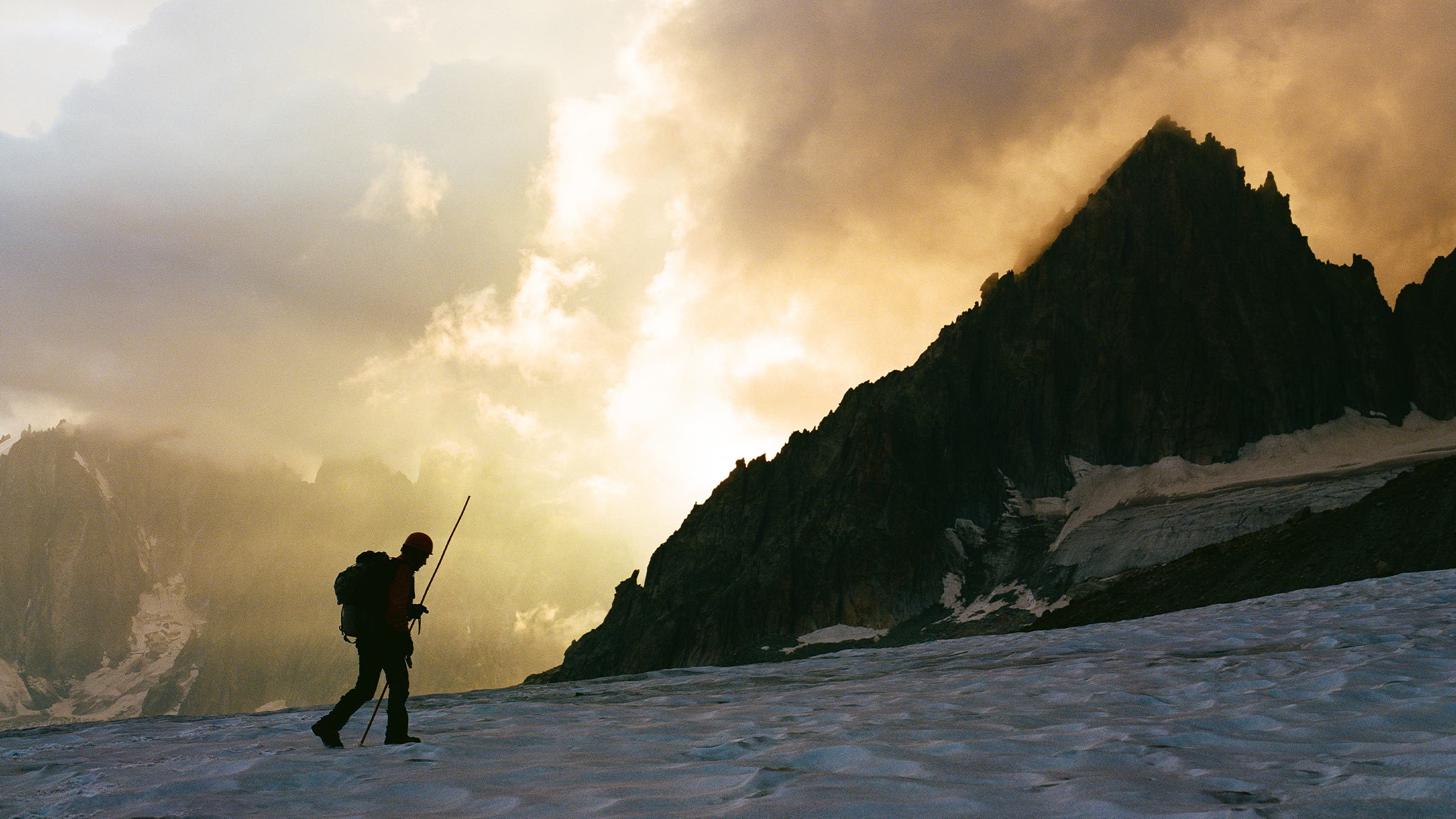 Péray crosses the Talèfre glacier on his way to the Couvercle hut.